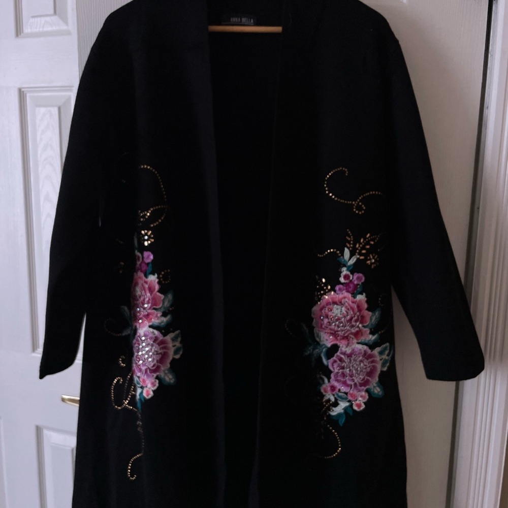 Black Floral Embroidered Kimono
